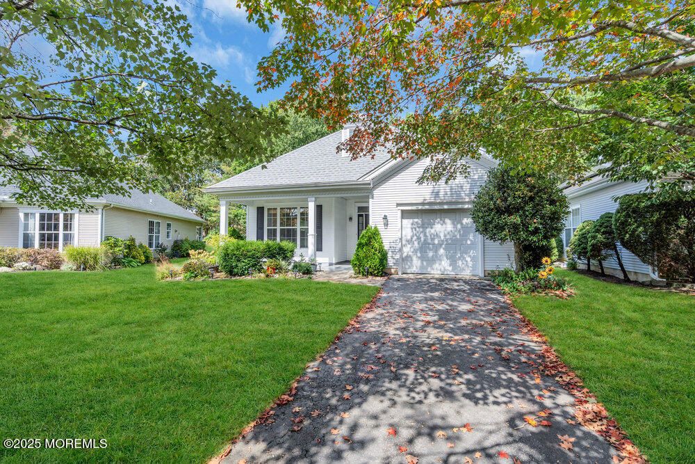 Attached, Exterior, Facade, Ranch