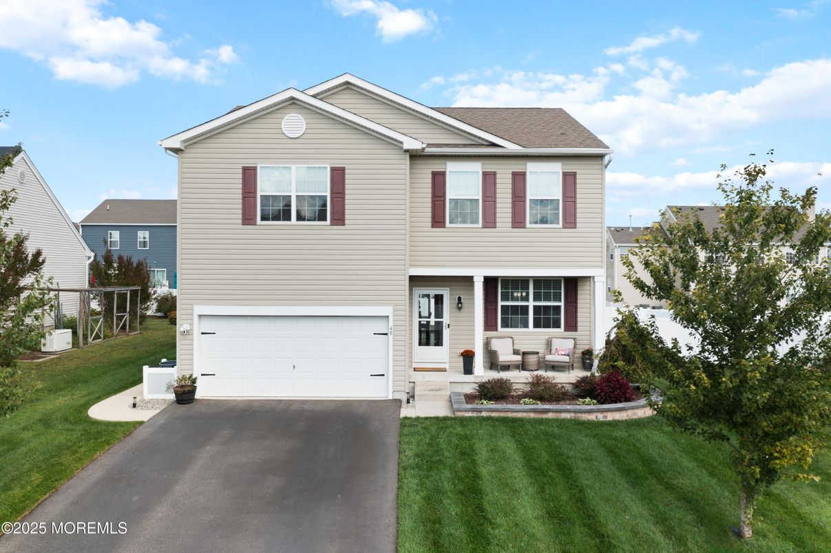 Attached, Exterior, Facade, Split Level