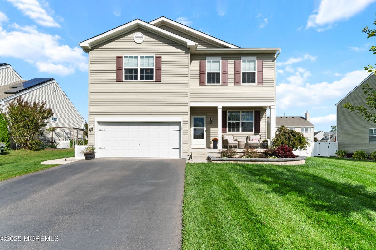 Attached, Exterior, Facade, Split Level