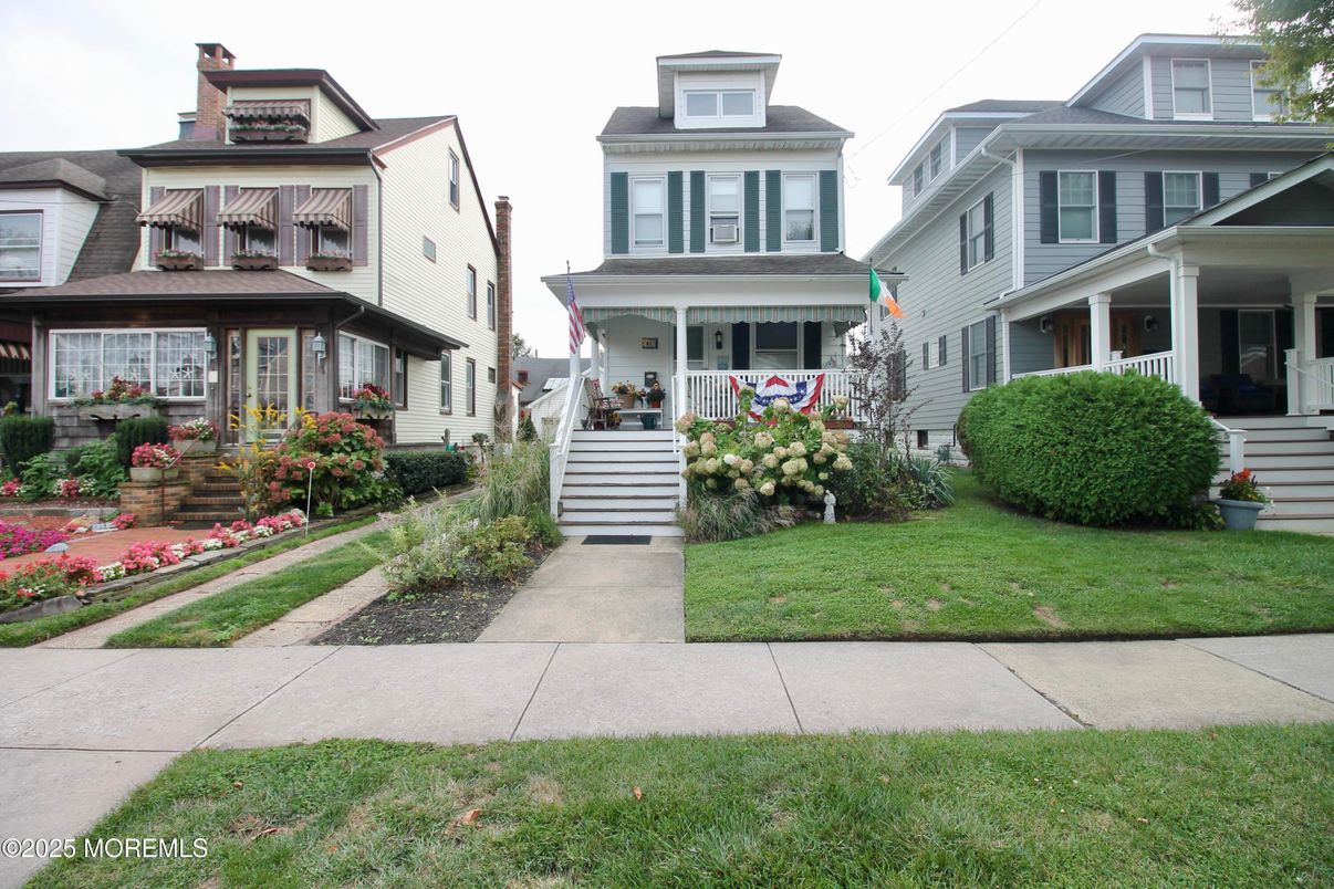 Exterior, Facade, American Foursquare