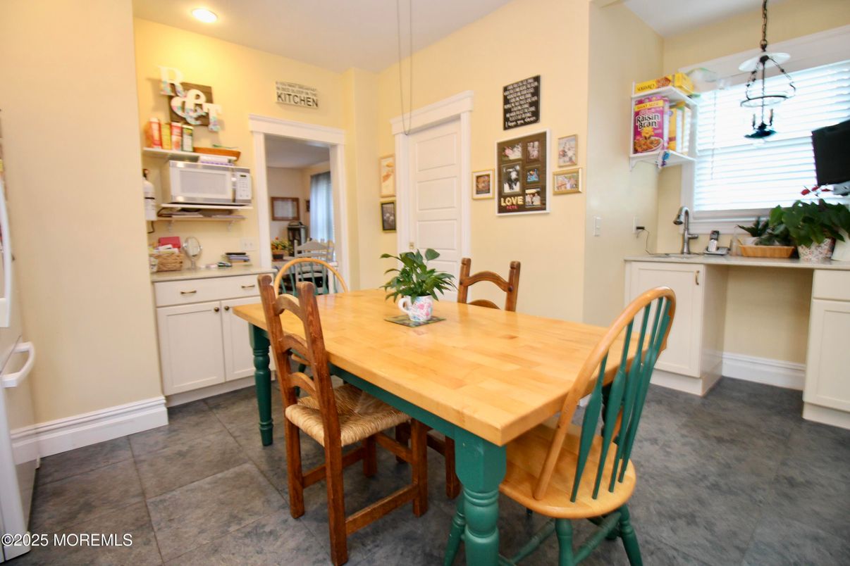 Dining room, Interior, Pendant Lights, Recessed Lighting