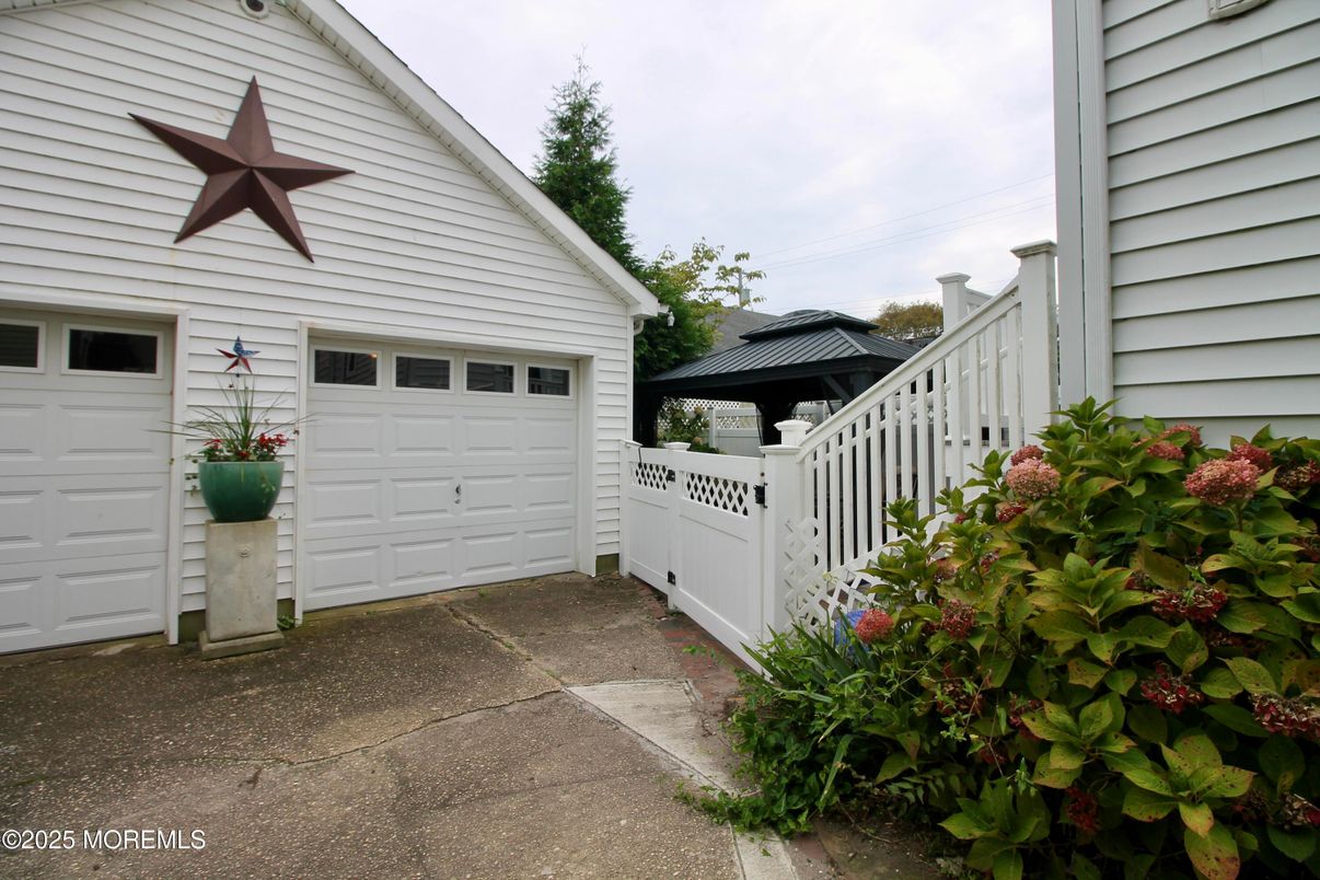 Detached Garage, Exterior