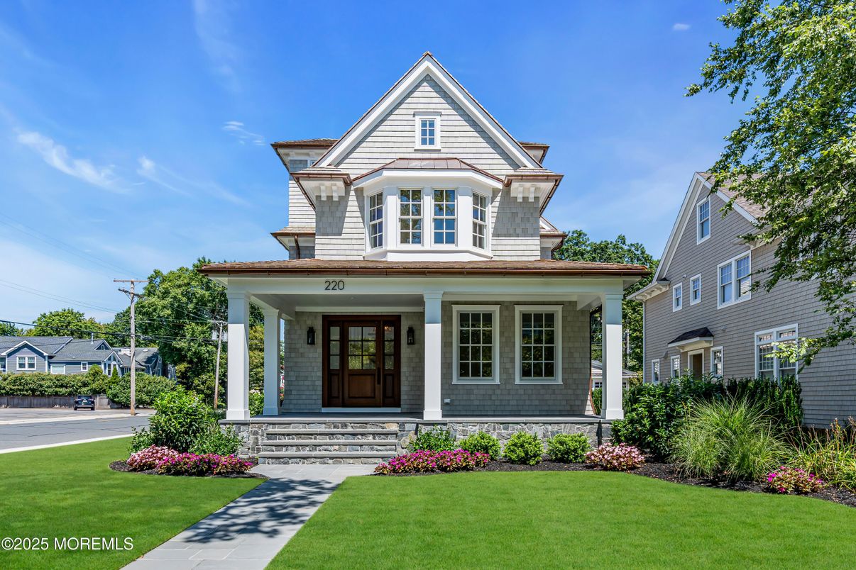 Exterior, Facade, Queen Anne Victorian