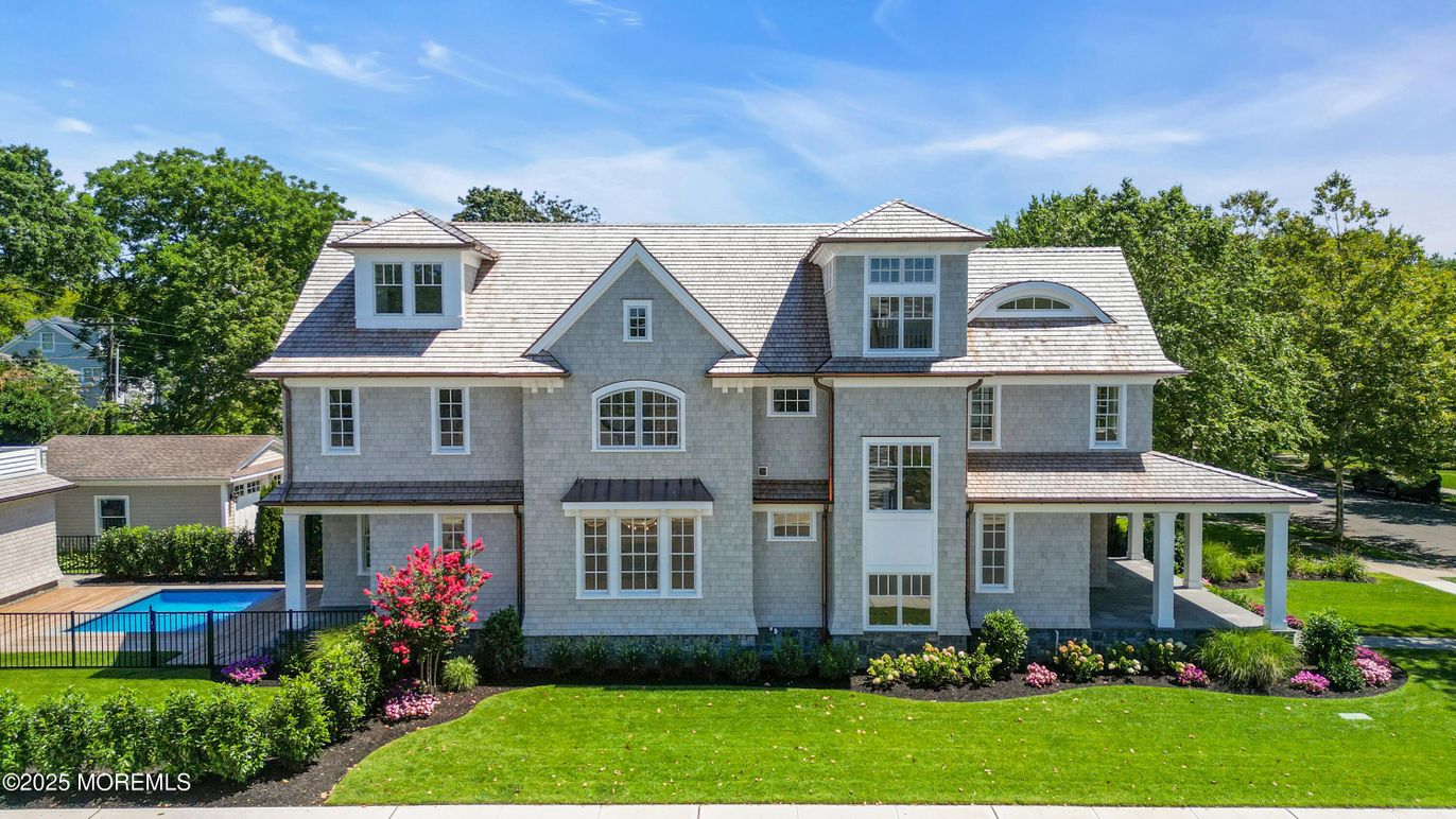 Exterior, Facade, Pool, Queen Anne Victorian