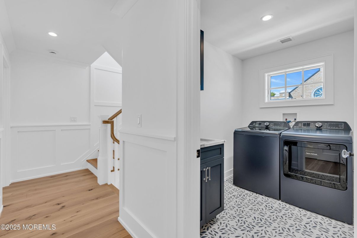 Interior, Recessed Lighting, Washer, Wood Texture Flooring