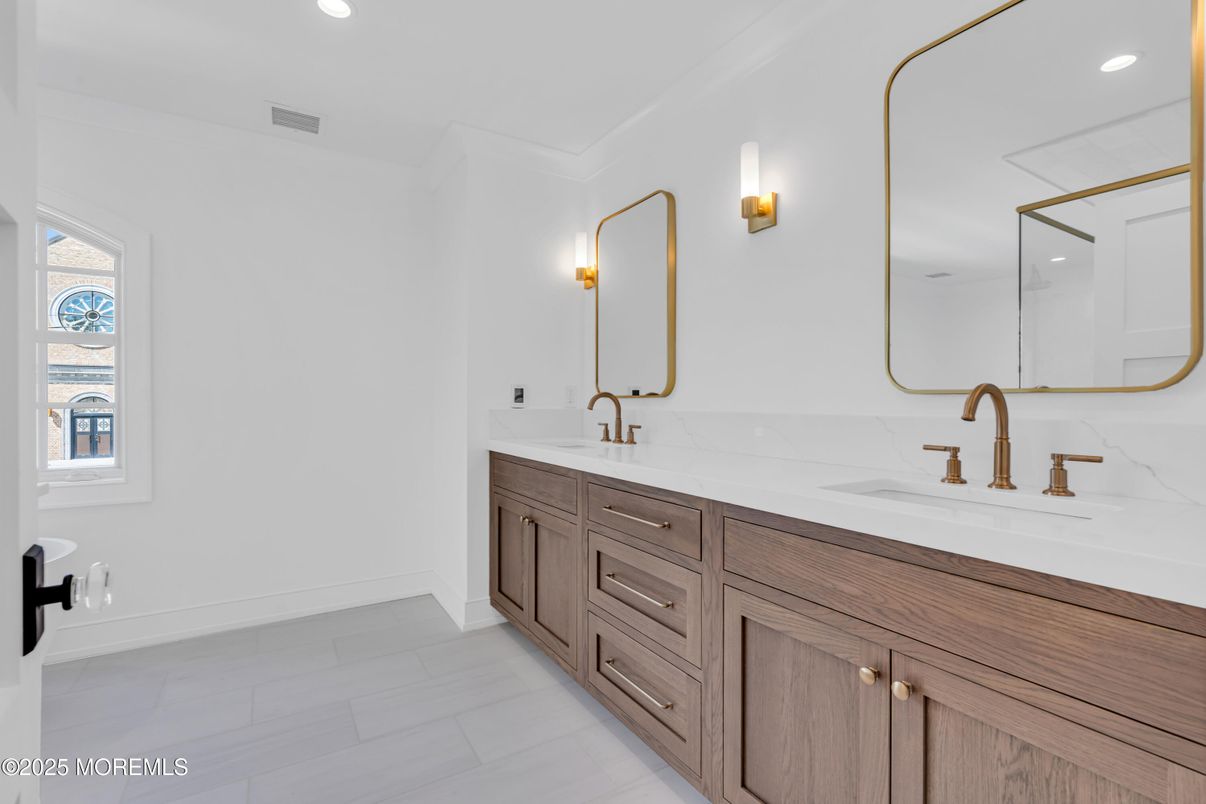 Bathroom, Dual Sink Vanities, Interior, Recessed Lighting