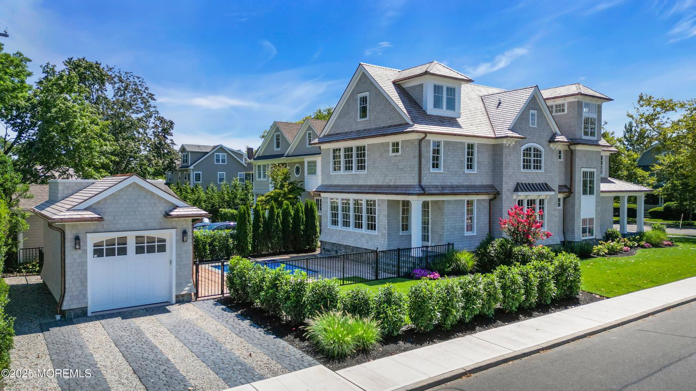 Attached, Exterior, Facade, Queen Anne Victorian