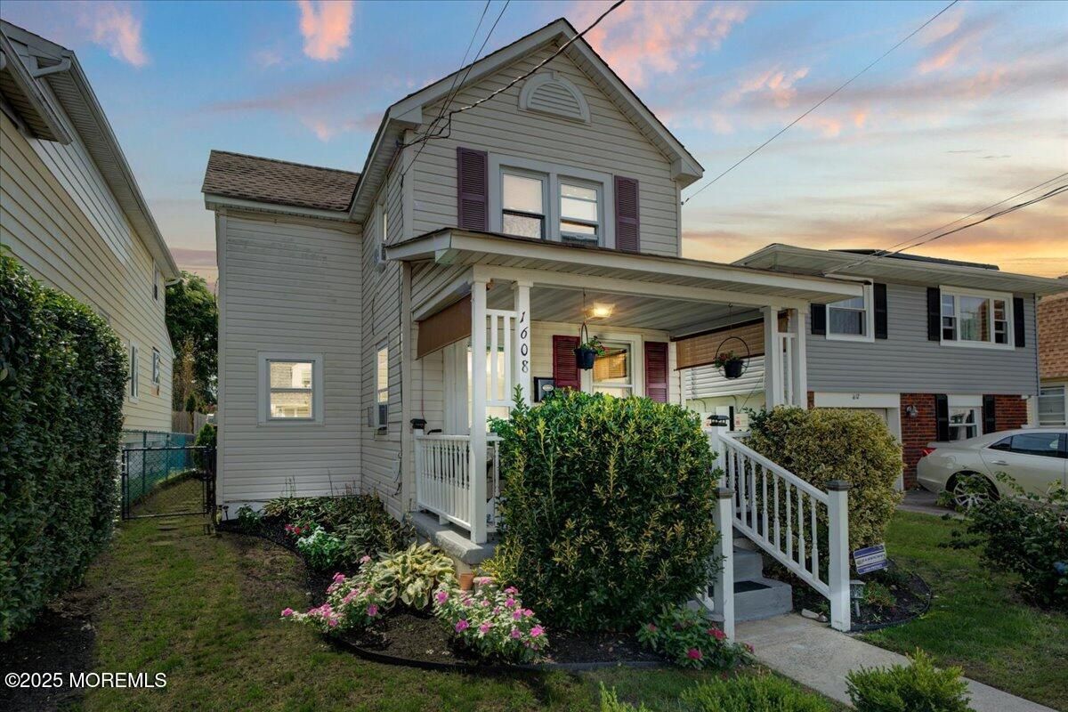 Exterior, Facade, Queen Anne Victorian