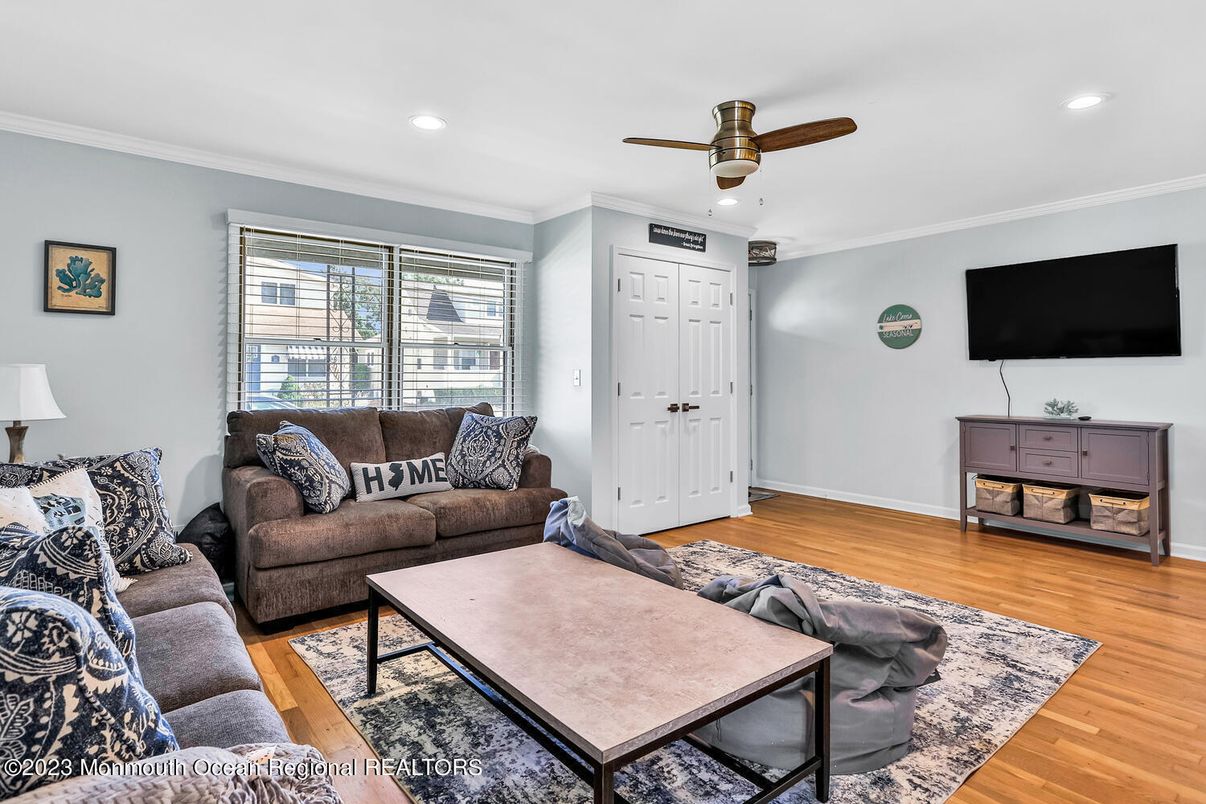 Interior, Living room, Recessed Lighting, Wood Texture Flooring