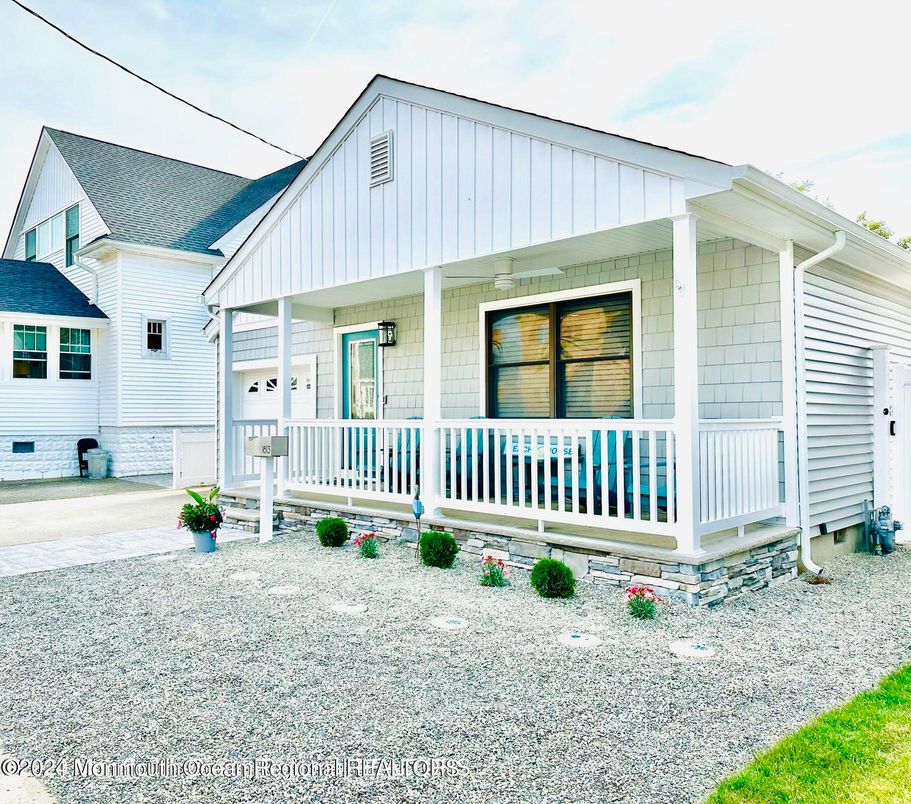 Attached, Exterior, Facade, Farmhouse