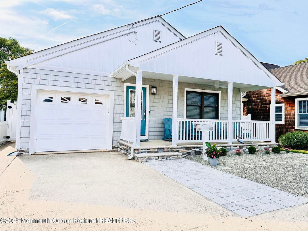 Attached, Exterior, Facade, American Craftsman