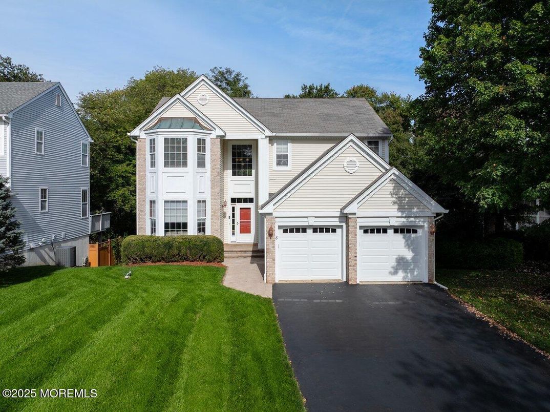 Attached, Exterior, Facade, Queen Anne Victorian