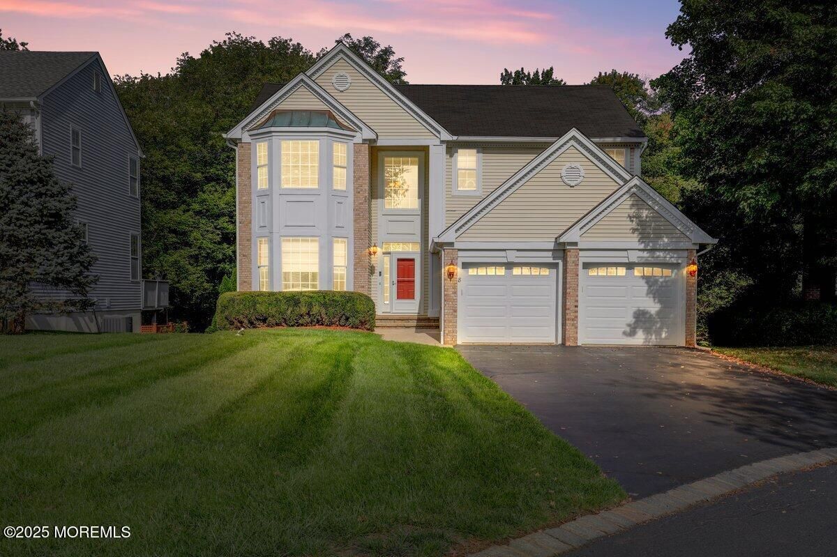 Attached, Exterior, Facade, Queen Anne Victorian