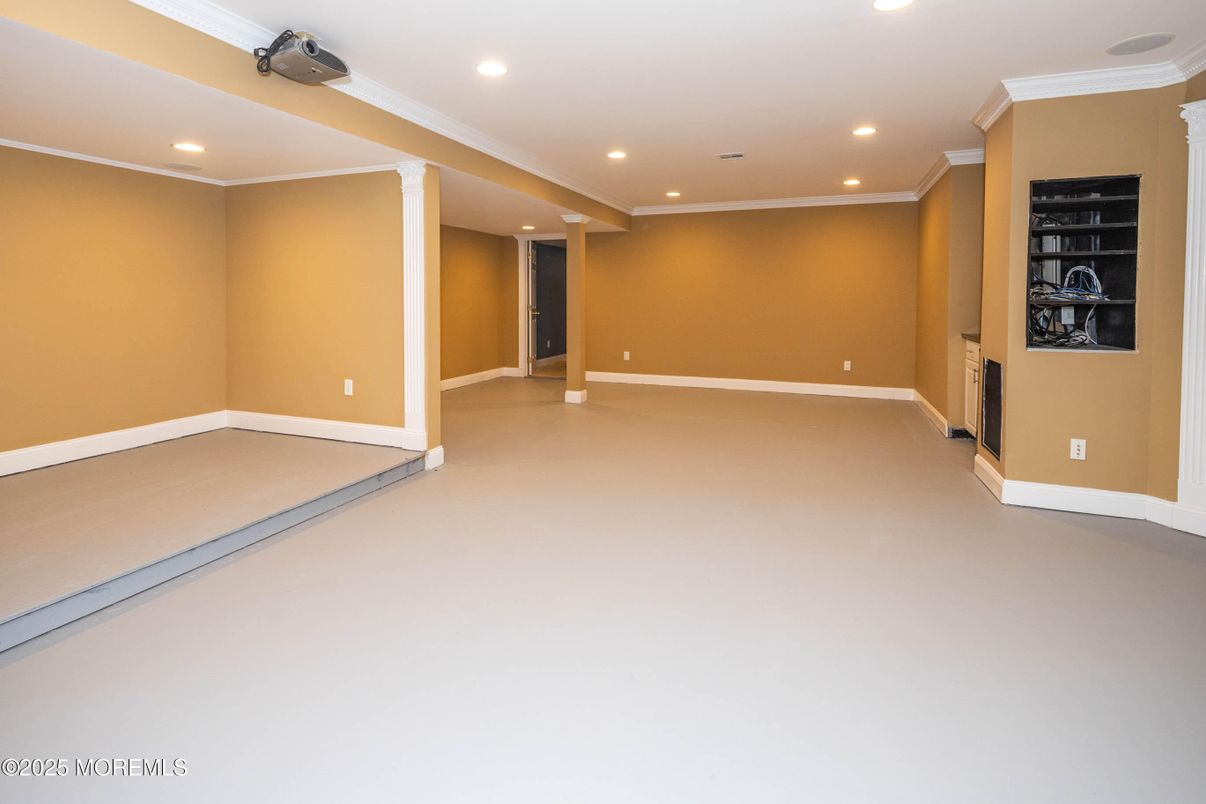 Empty room, Interior, Recessed Lighting