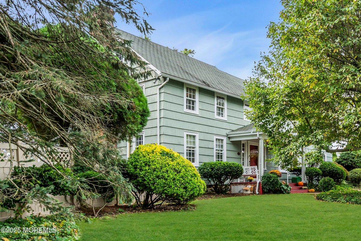 Backyard, Exterior, Facade, Queen Anne Victorian