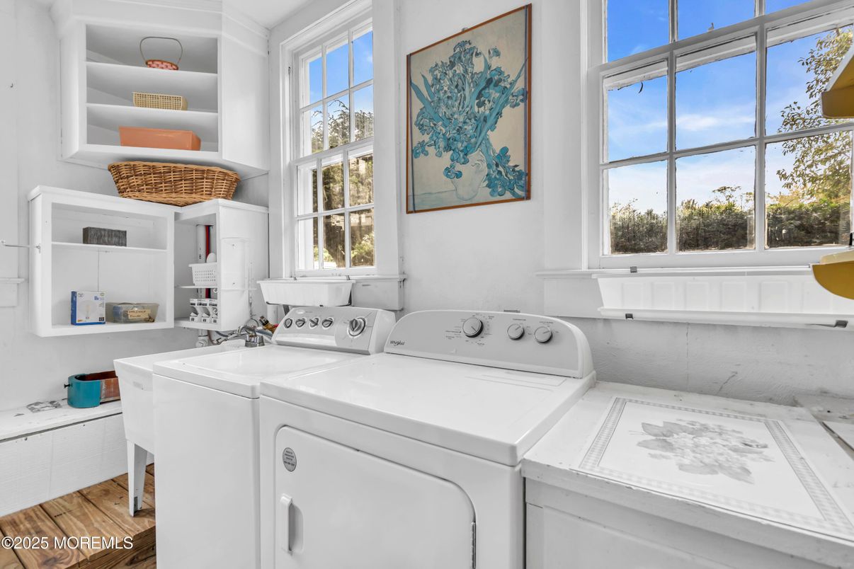 Interior, Washer, Wood Texture Flooring