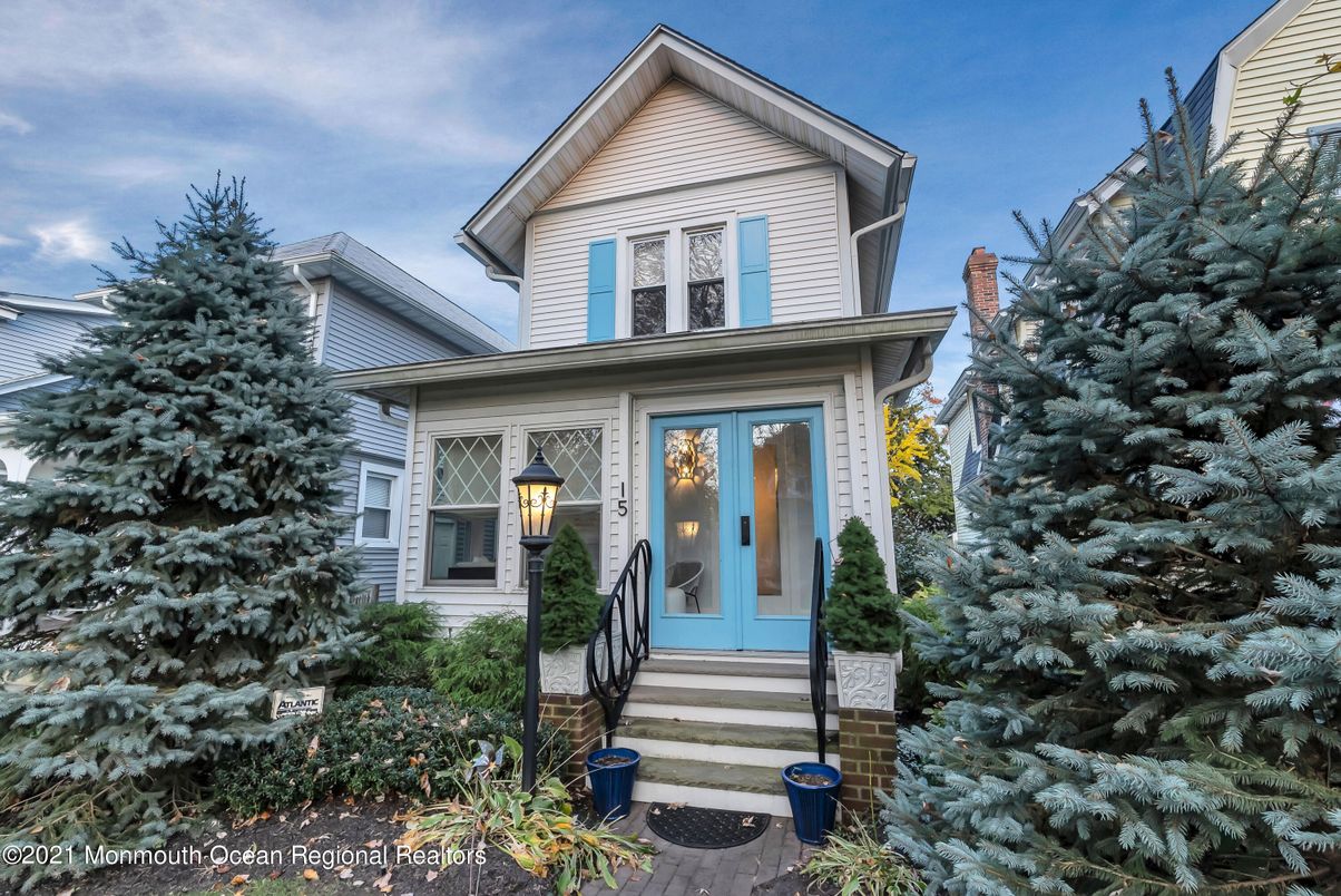 Exterior, Facade, Queen Anne Victorian