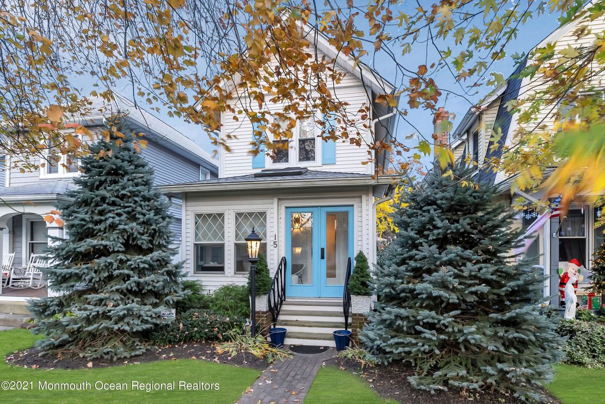 Exterior, Facade, American Foursquare