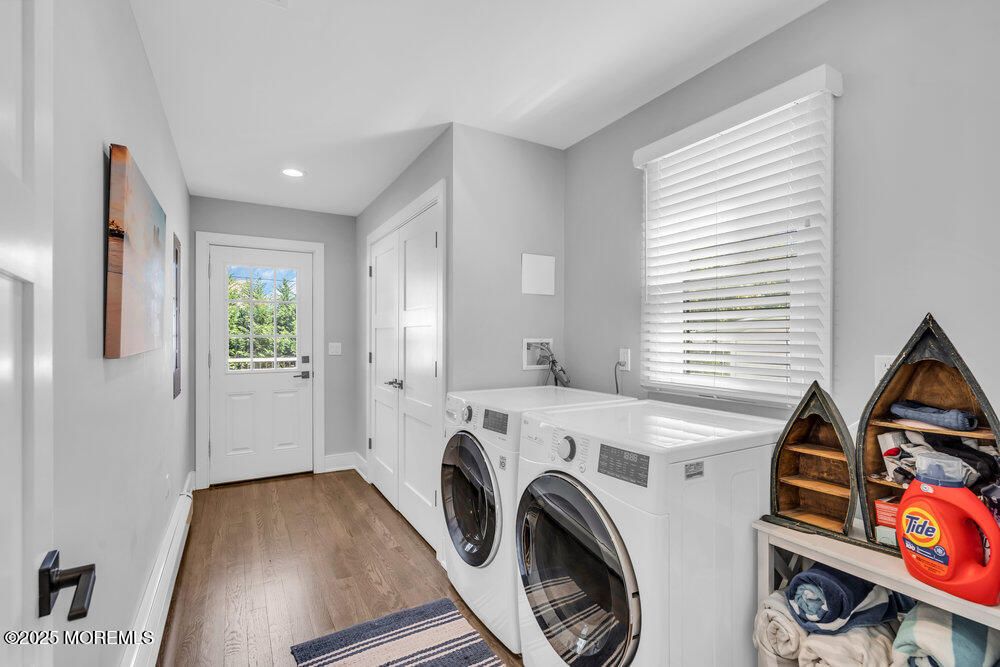 Interior, Recessed Lighting, Washer, Wood Texture Flooring
