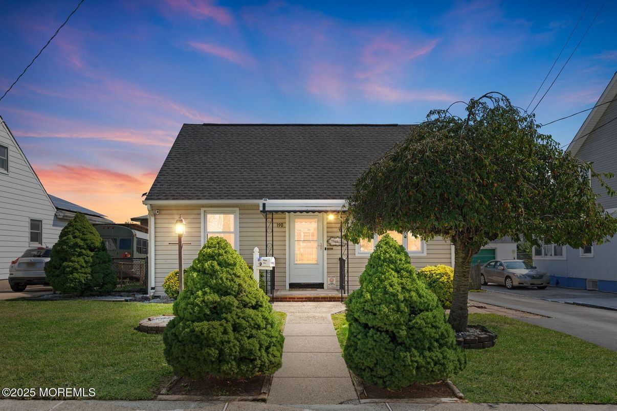 Exterior, Facade, Cape Cod
