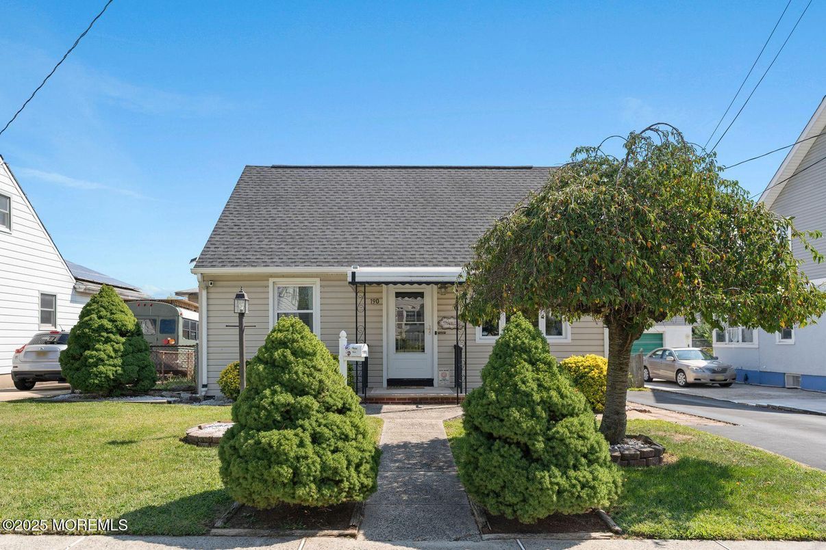 Exterior, Facade, Cape Cod