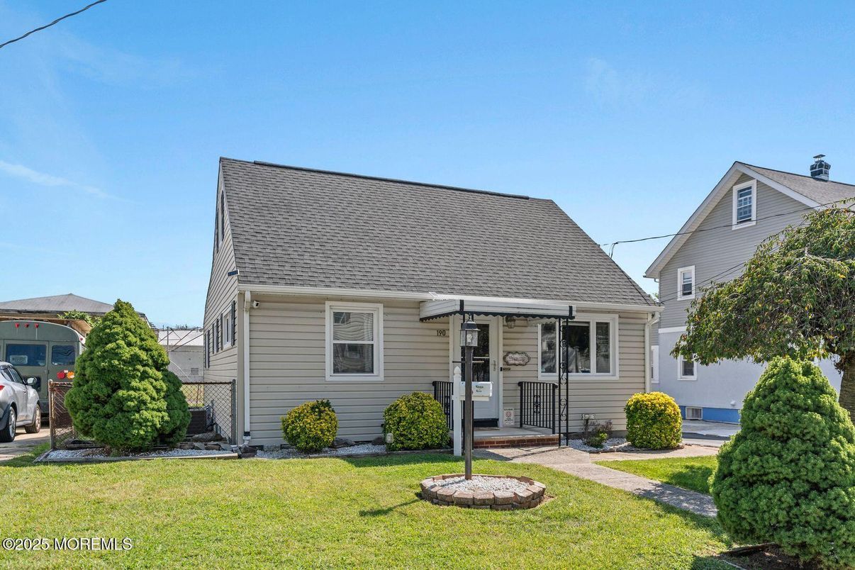 Exterior, Facade, Cape Cod