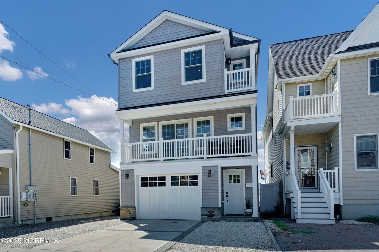 Attached, Exterior, Facade, Queen Anne Victorian