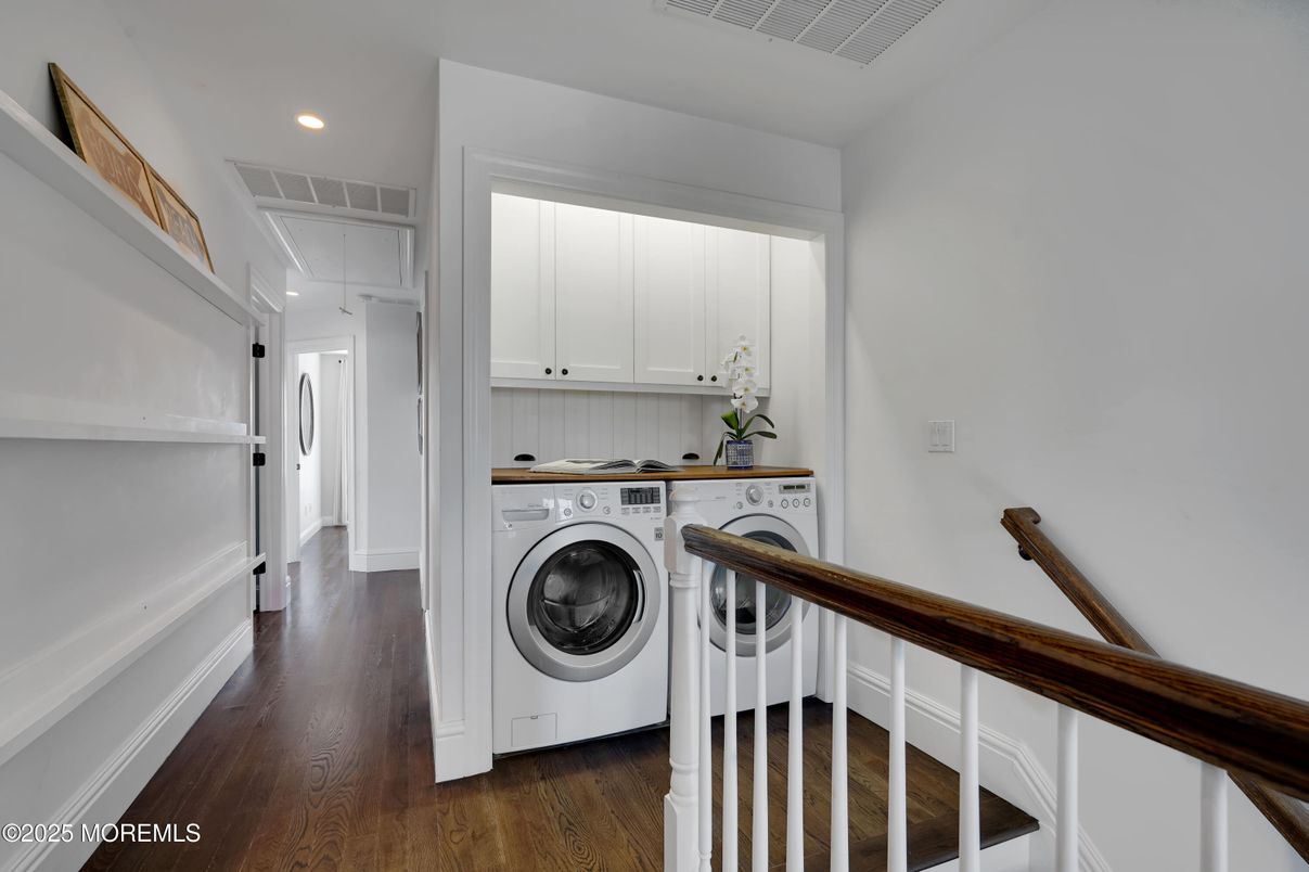 Interior, Recessed Lighting, Washer, Wood Texture Flooring