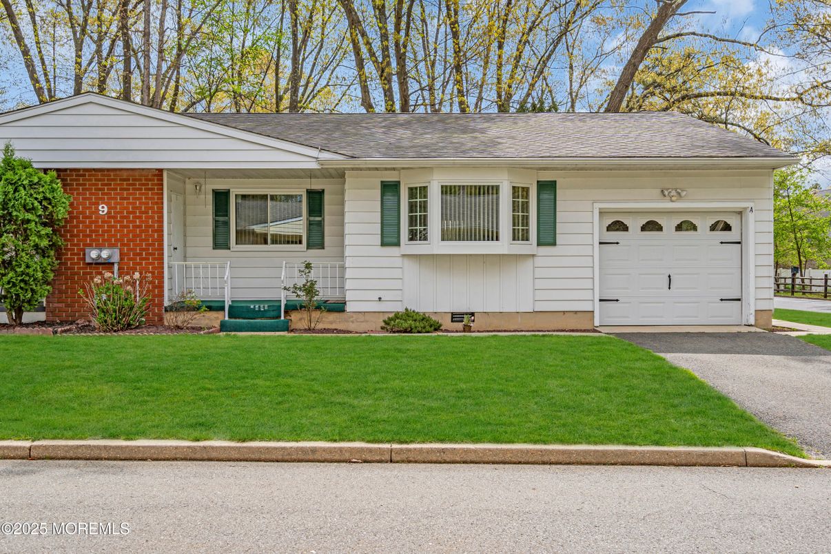 Attached, Exterior, Facade, Brick Facade, Ranch