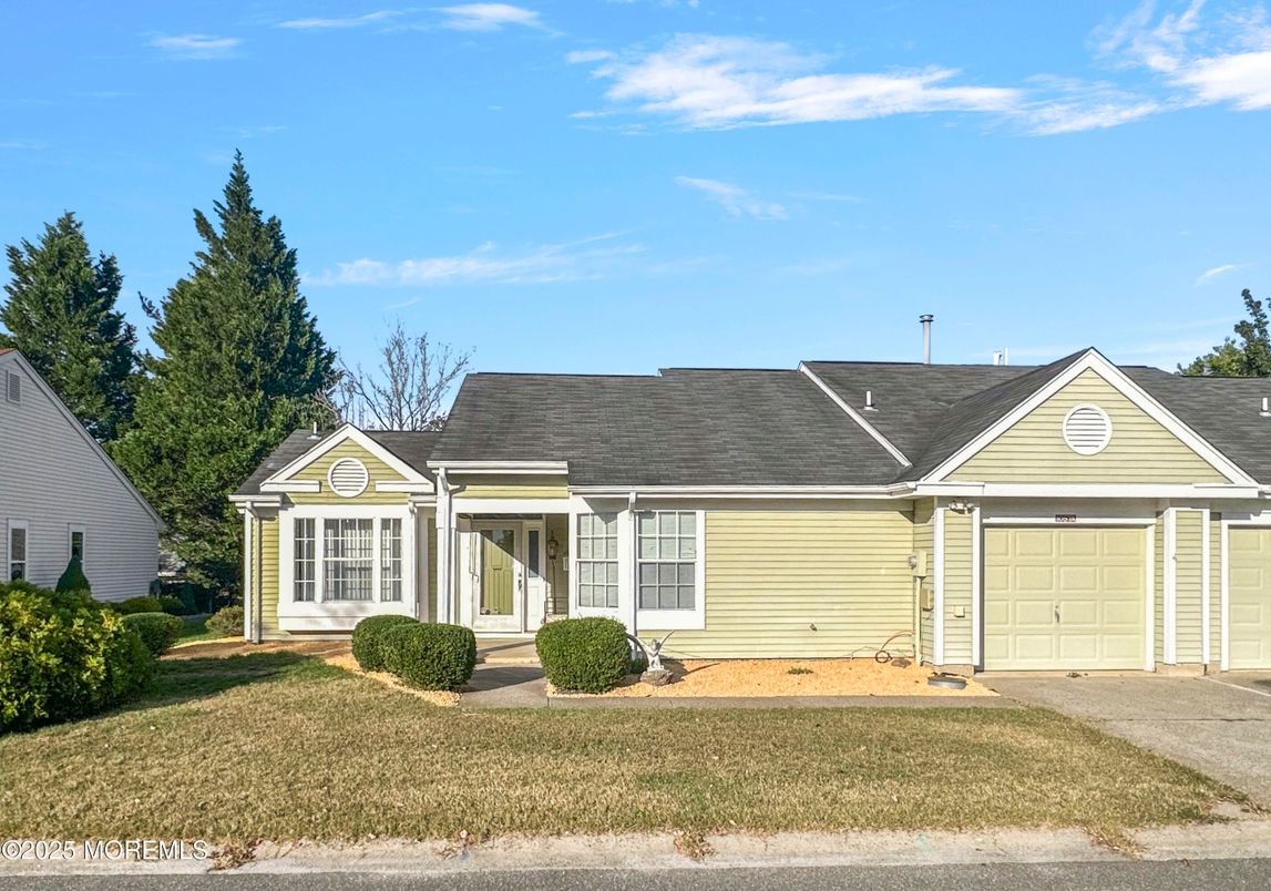 Attached, Exterior, Facade, Ranch