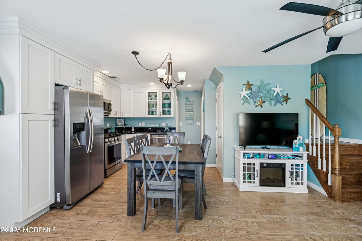 Chandelier, Dining room, Interior, Kitchen, Recessed Lighting, Stainless Steel Appliances, Wood Texture Flooring