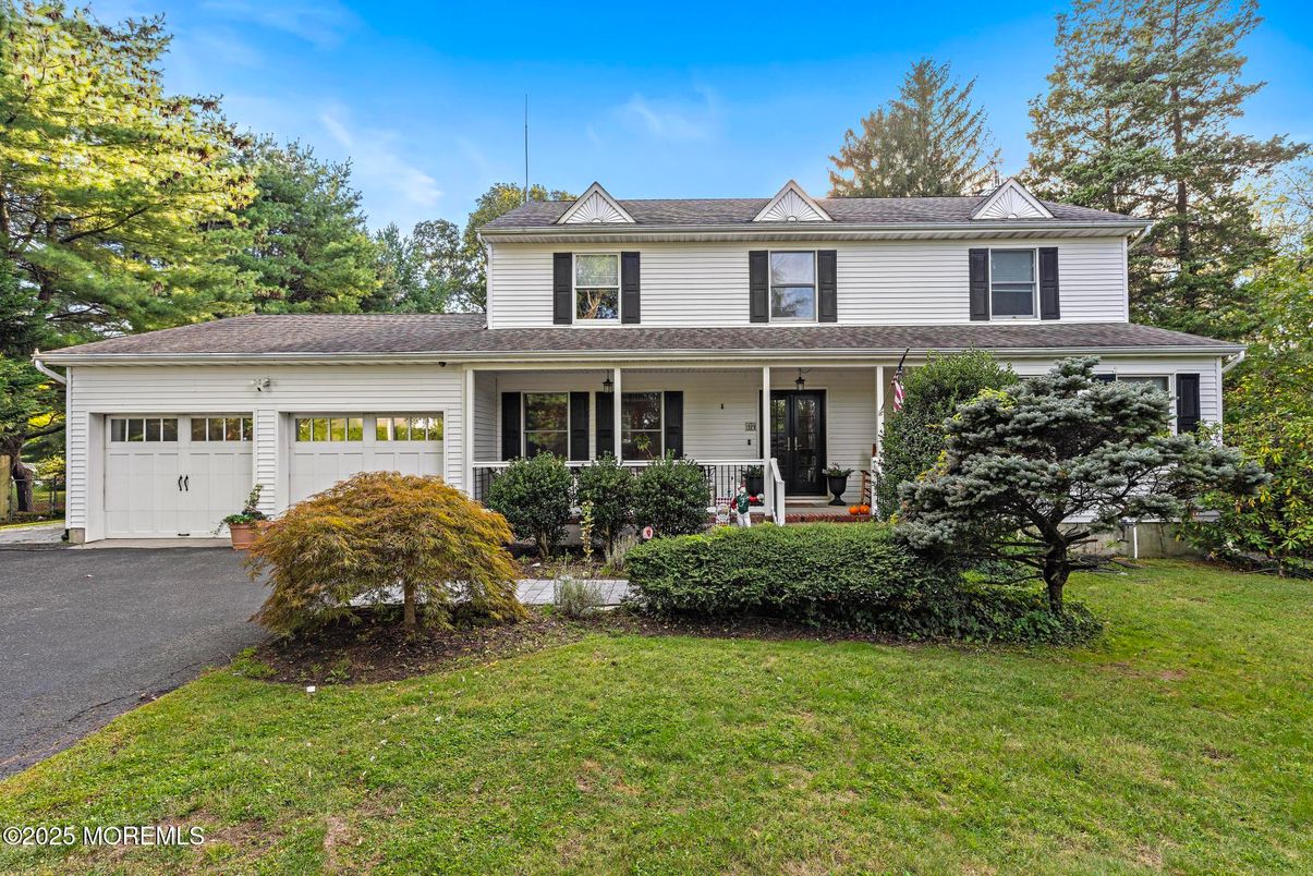 Attached, Exterior, Facade, Farmhouse