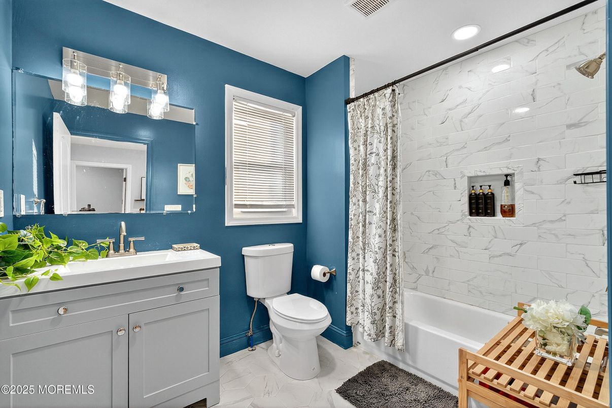 Bathroom, Interior, Marble, Marble Walls, Recessed Lighting