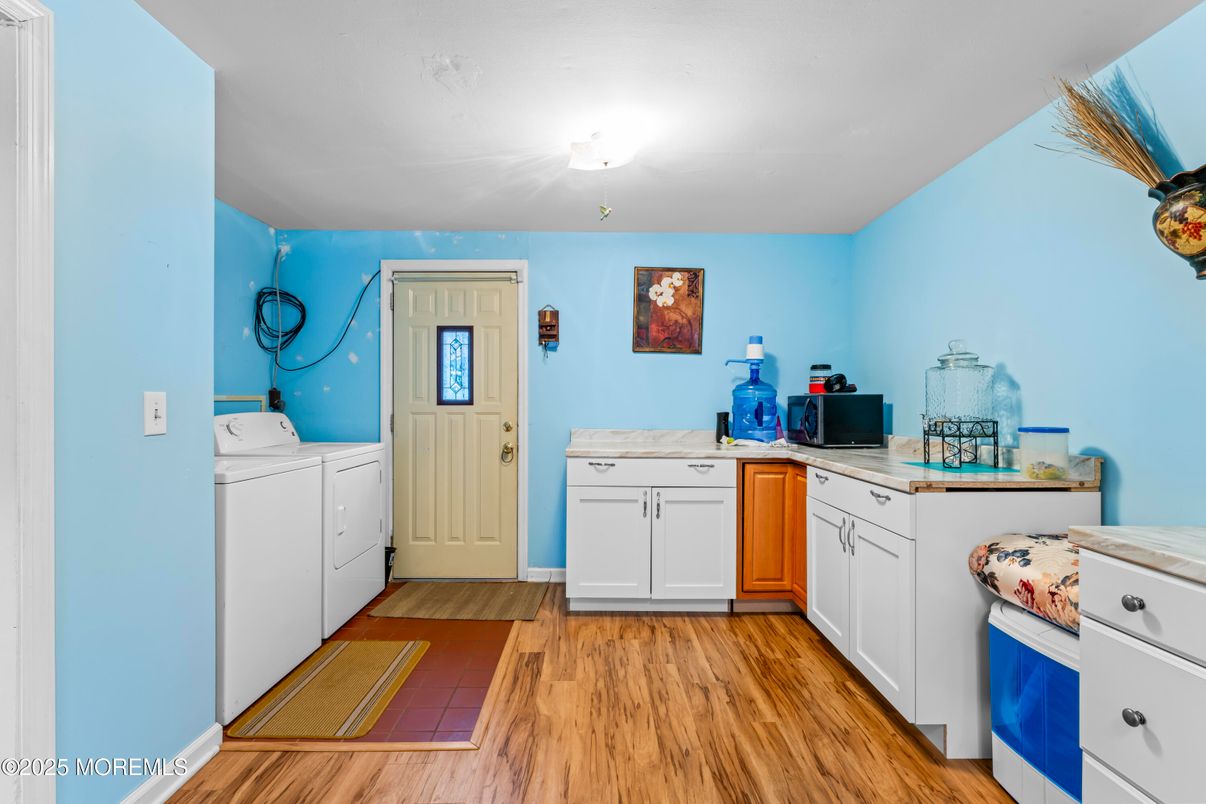 Interior, Washer, Wood Texture Flooring