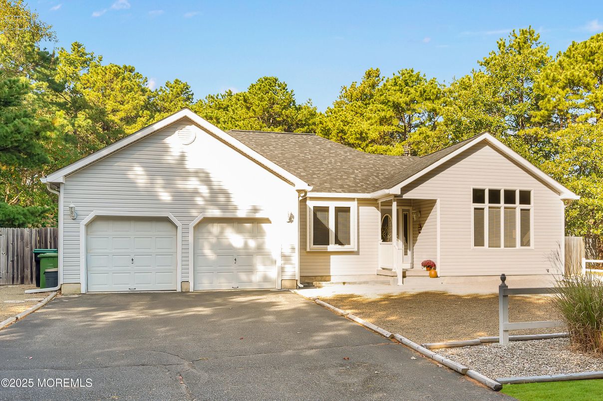 Attached, Exterior, Facade, Ranch