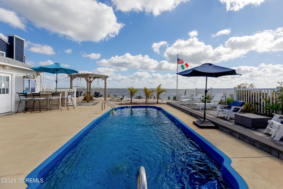 Exterior, Pool, Water