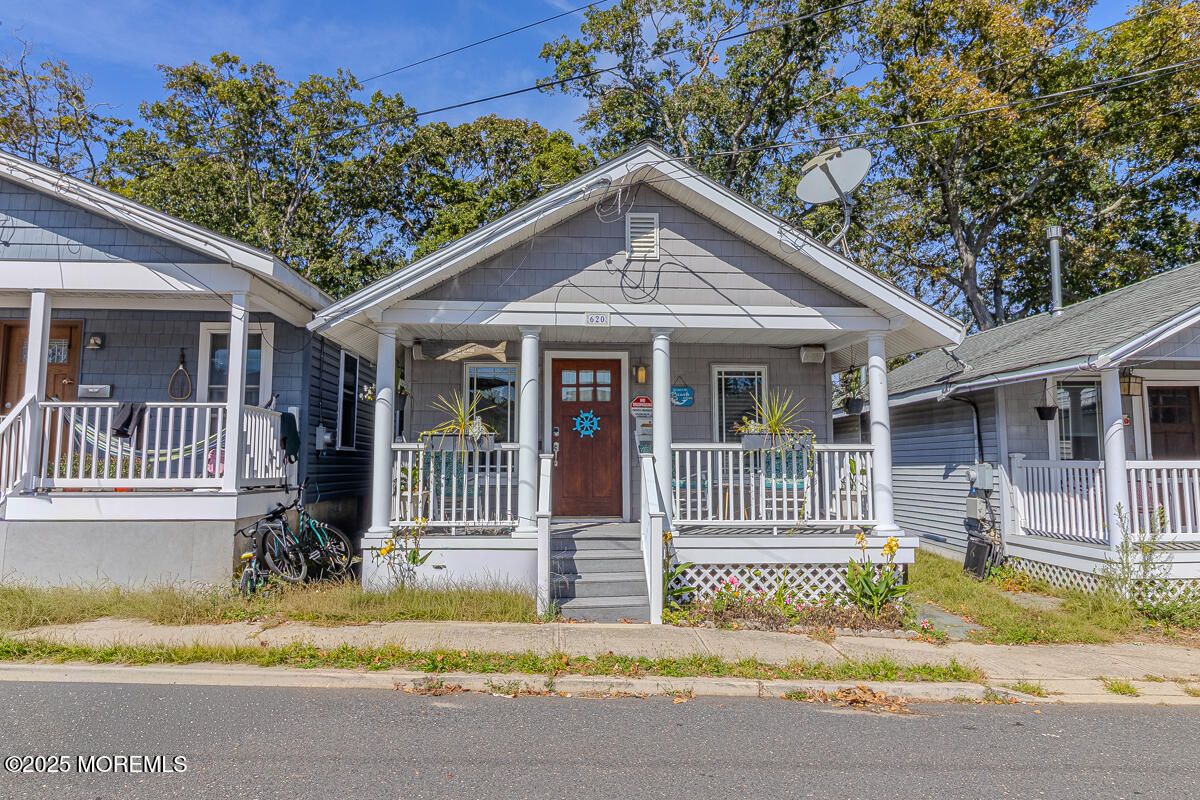 Exterior, Facade, American Craftsman