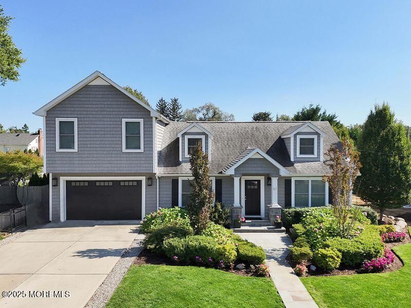 Attached, Exterior, Facade, Split Level