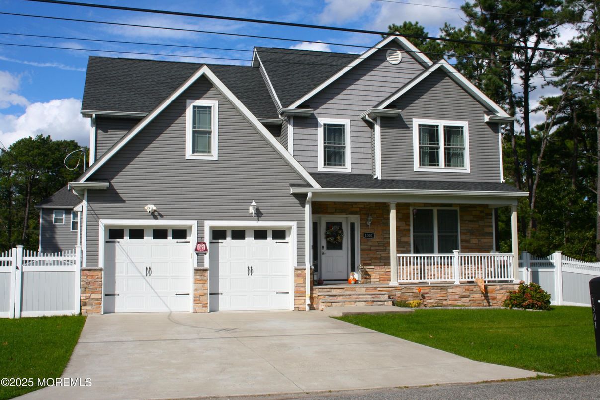 Attached, Exterior, Facade, American Craftsman