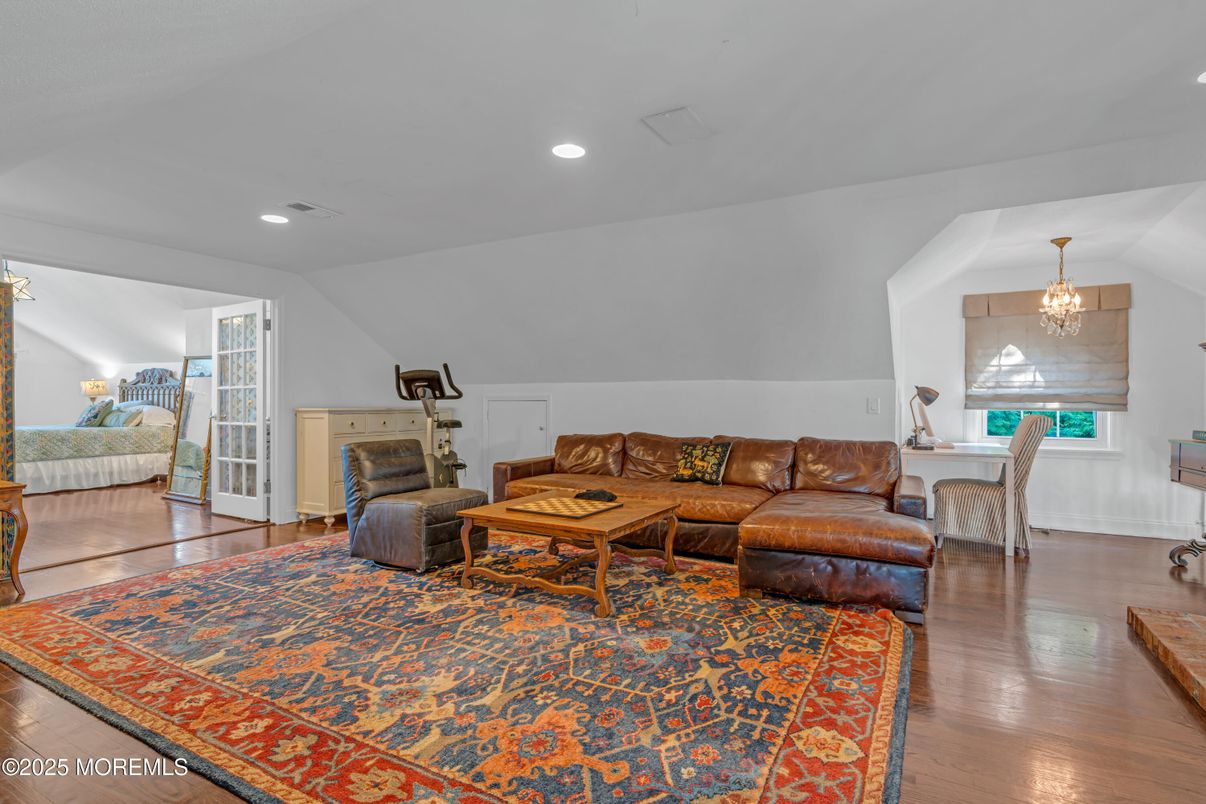 Fitness Equipment, Interior, Living room, Pendant Lights, Recessed Lighting, Wood Texture Flooring