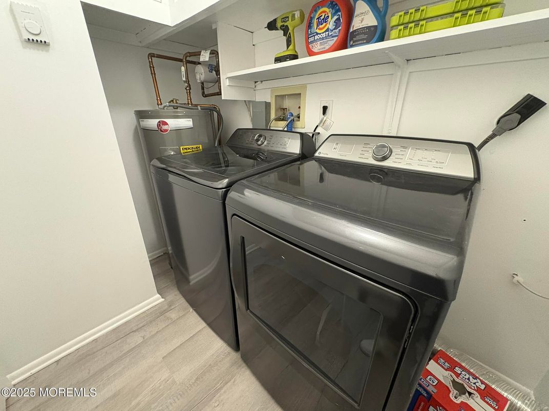 Interior, Washer, Wood Texture Flooring