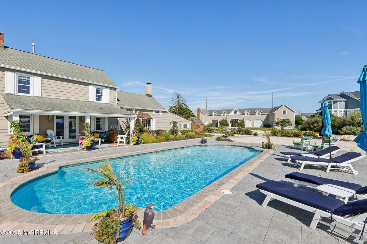 Exterior, Pool