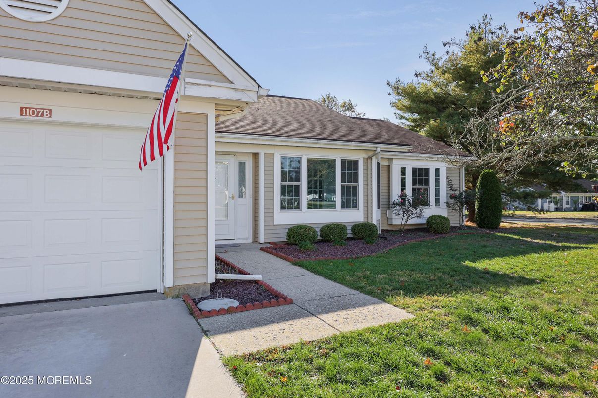 Attached, Exterior, Facade, None