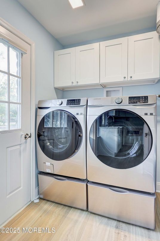 Interior, Washer, Wood Texture Flooring