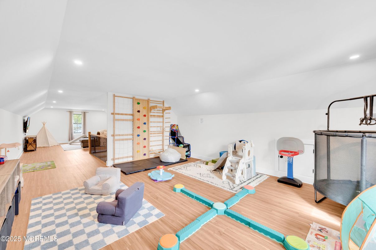 Fitness Equipment, Interior, Recessed Lighting, Wood Texture Flooring