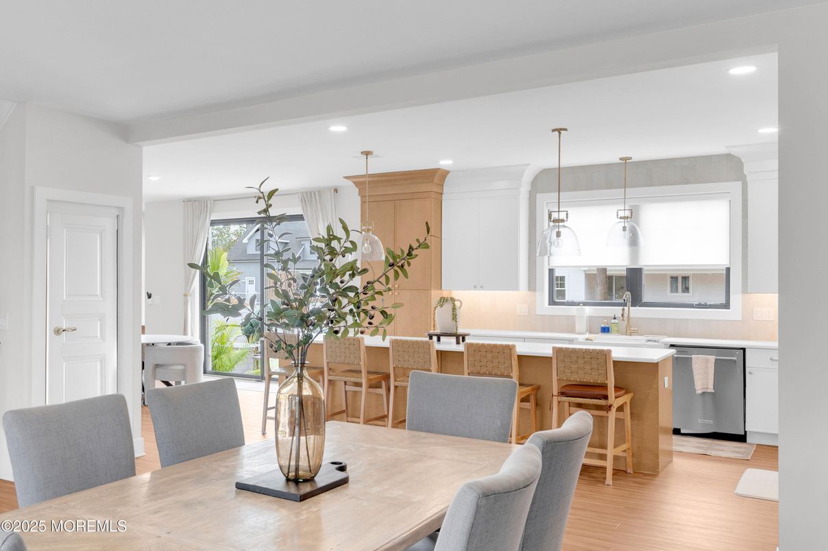 Dining room, Interior, Kitchen, Pendant Lights, Recessed Lighting, Wood Texture Flooring