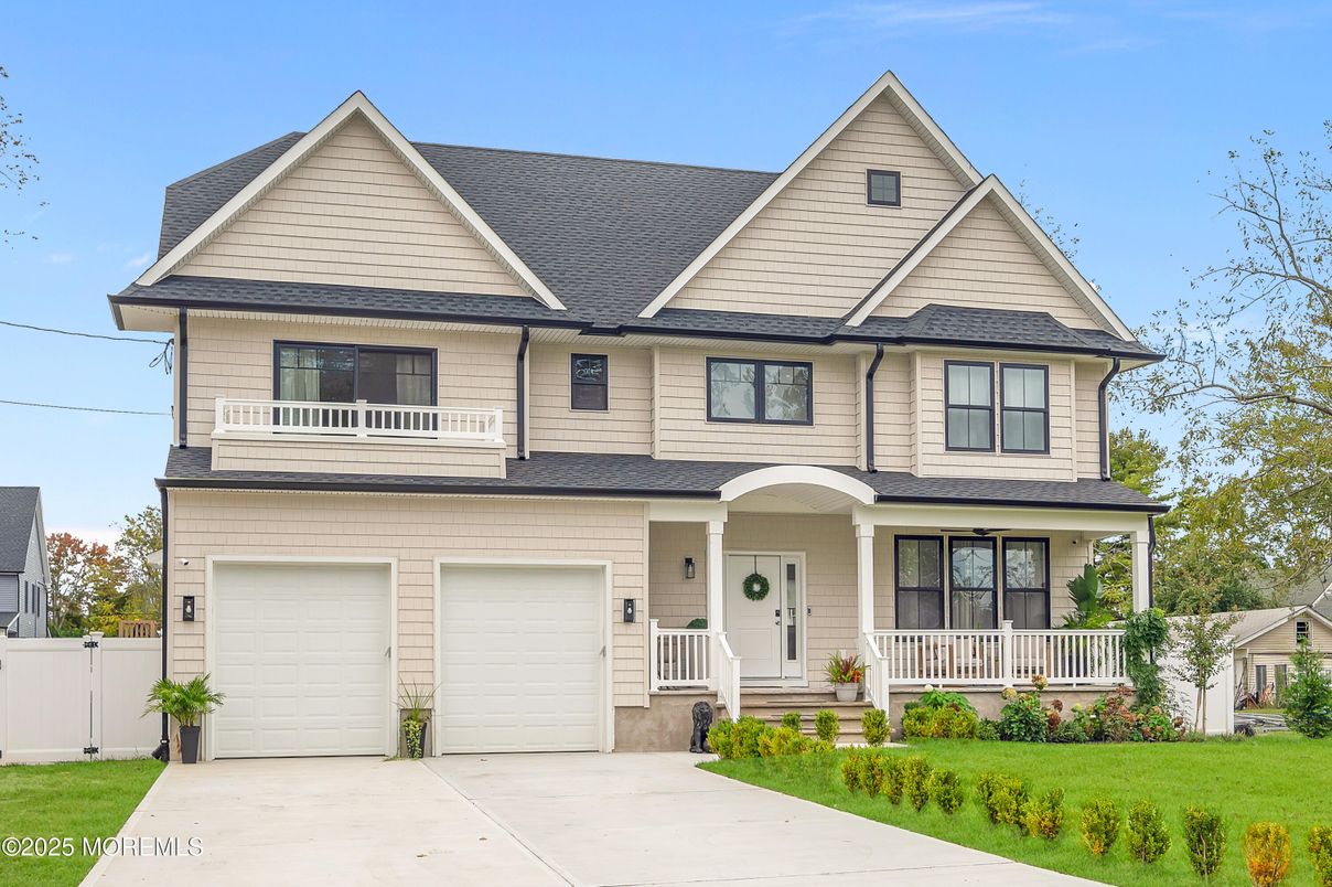 Attached, Exterior, Facade, Farmhouse