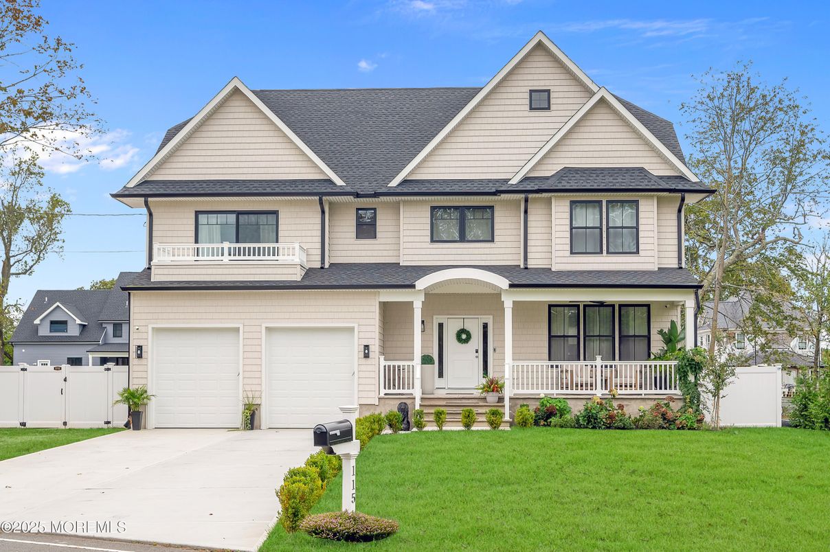 Attached, Exterior, Facade, Farmhouse