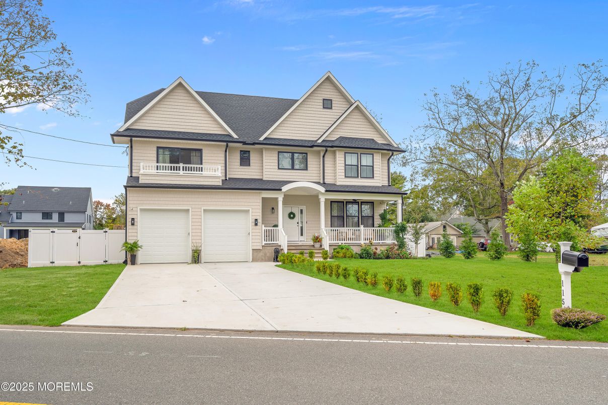 Attached, Exterior, Facade, Queen Anne Victorian