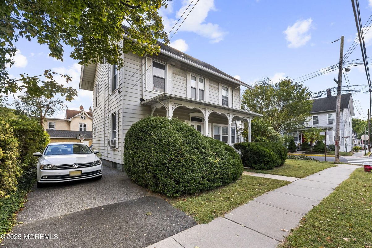 Exterior, Facade, American Foursquare